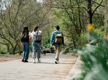 pexels photo 7972784 350x260 - Pse njerëzit që ecin çdo ditë jetojnë më gjatë dhe më mirë